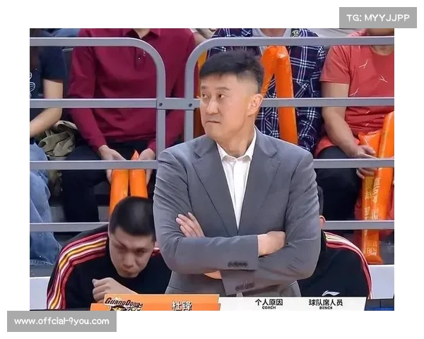 杜锋暂停画战术板，强调篮板保护与回防